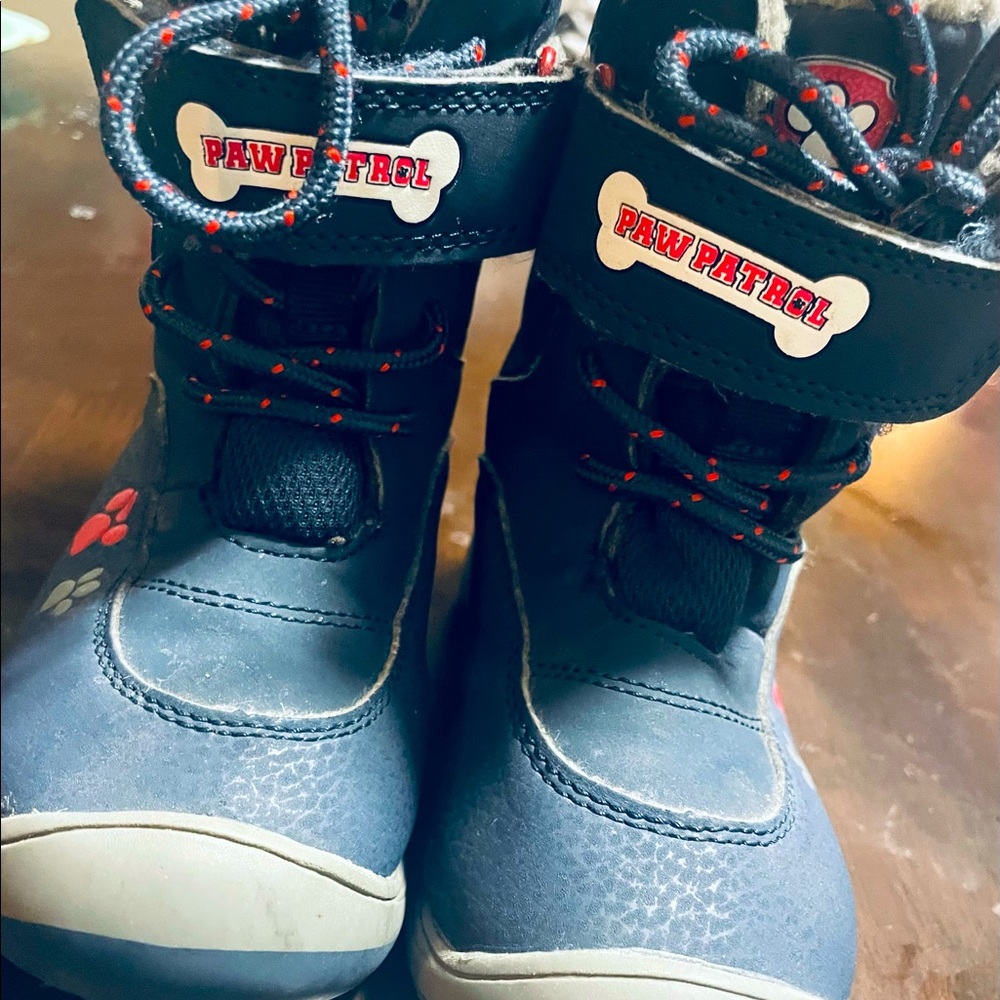 Paw Patrol Snow Boots Lil Boys size 8 Lights Up.